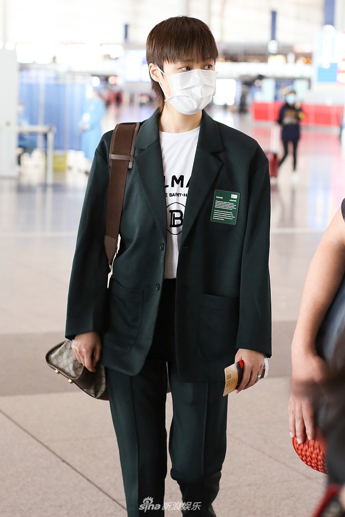 李宇春罕见穿西装休闲帅气 精英霸总范撩力十足