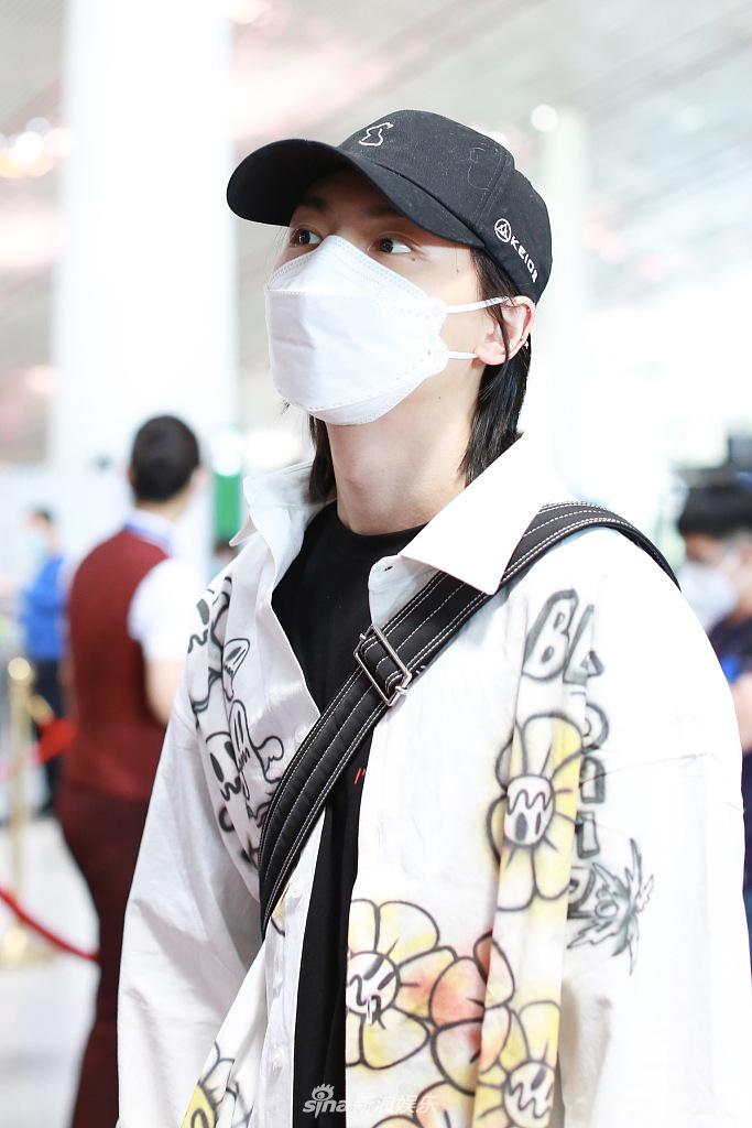 周锐穿涂鸦上衣变潮人 温柔挥手眼睛笑成一条缝