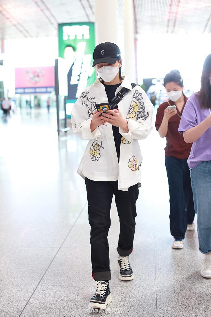 周锐穿涂鸦上衣变潮人 温柔挥手眼睛笑成一条缝