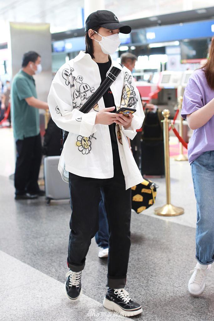 周锐穿涂鸦上衣变潮人 温柔挥手眼睛笑成一条缝