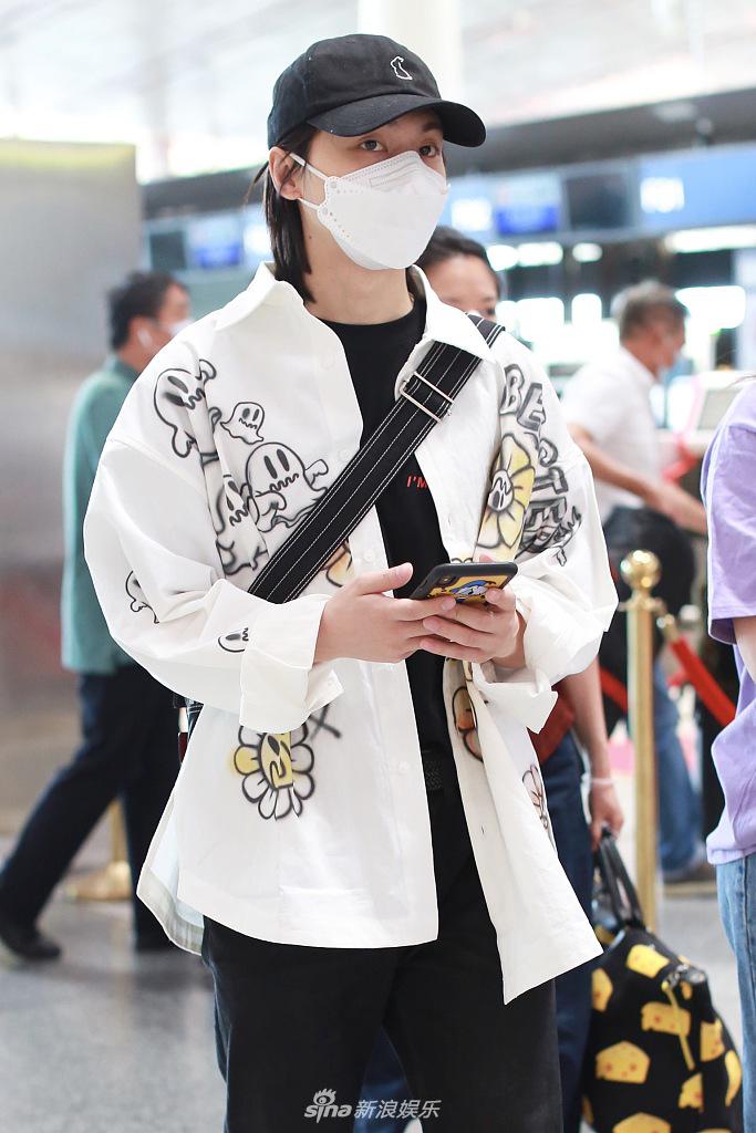 周锐穿涂鸦上衣变潮人 温柔挥手眼睛笑成一条缝