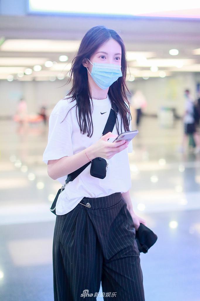 近日,金晨现身北京机场.