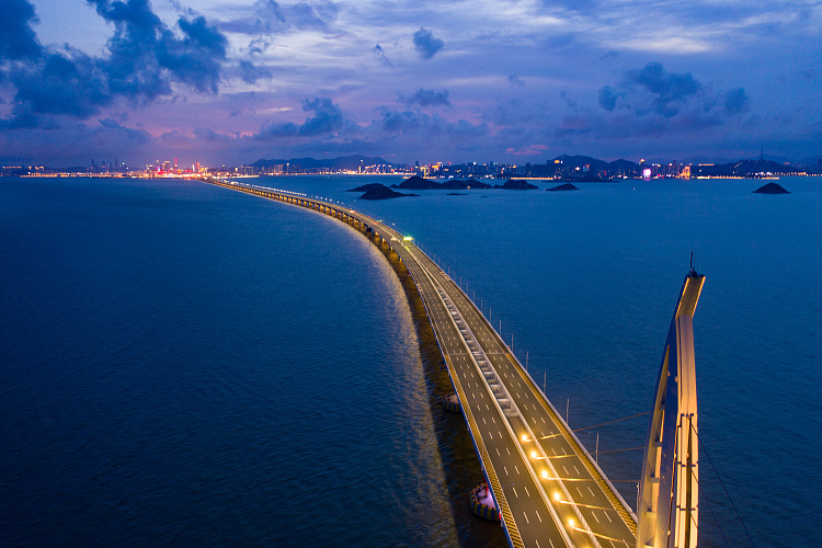 广东珠海:港珠澳大桥海豚三塔夜景美如画
