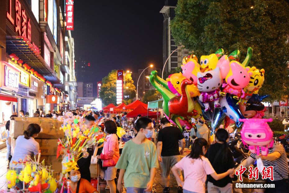 5月31日晚,湖北宜昌市城区cbd,解放路步行街一带商家将摊位摆到道路