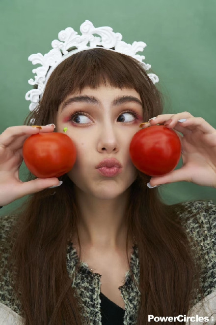 昆凌眉上刘海造型鬼马灵动 花式玩动物贴纸童趣可爱