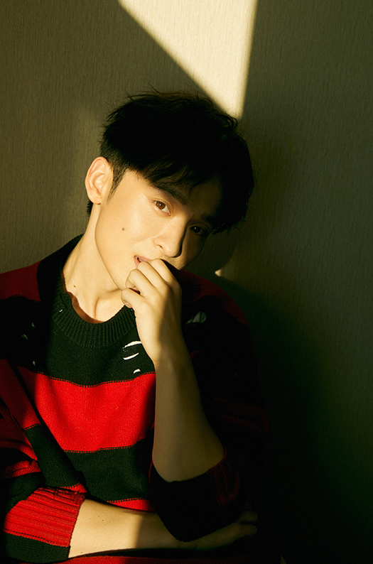 董子健光影写真 眼神流转展情绪张力