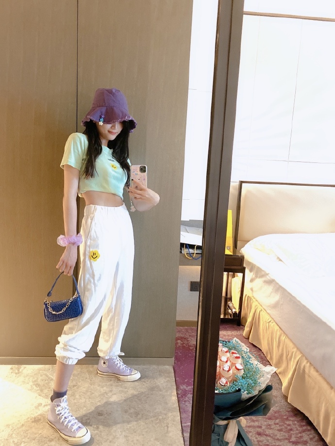 吴宣仪穿笑脸短T秀蛮腰 帽子上别可爱发夹少女感满满