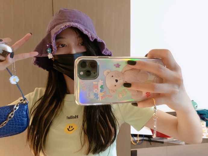 吴宣仪穿笑脸短T秀蛮腰 帽子上别可爱发夹少女感满满