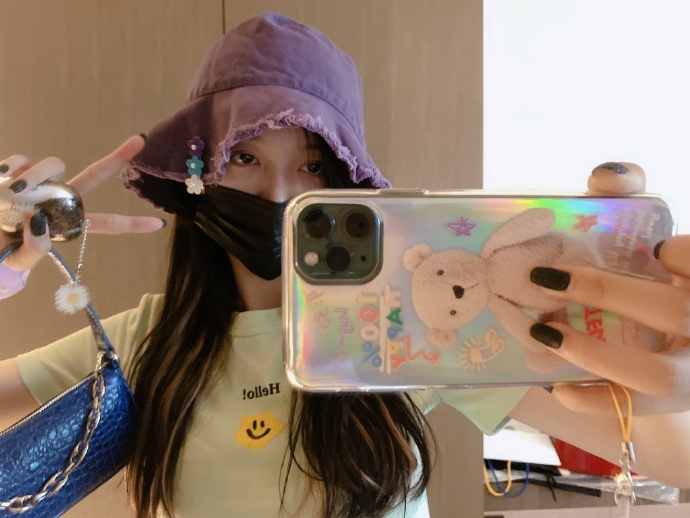 吴宣仪穿笑脸短T秀蛮腰 帽子上别可爱发夹少女感满满