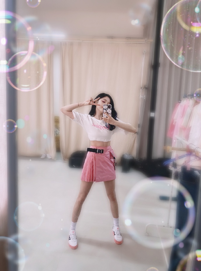 吴宣仪穿笑脸短T秀蛮腰 帽子上别可爱发夹少女感满满