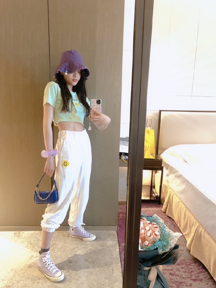 吴宣仪穿笑脸短T秀蛮腰 帽子上别可爱发夹少女感满满