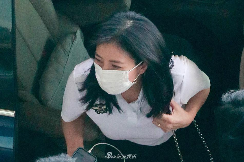 高圆圆穿白上衣变职业丽人 头发乌黑浓密无惧镜头俯拍