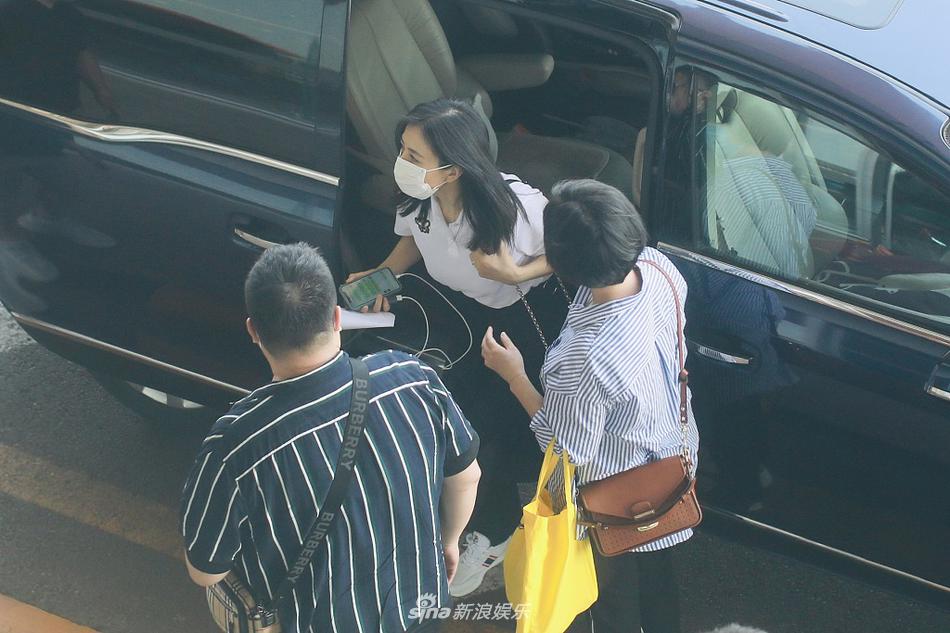 高圆圆穿白上衣变职业丽人 头发乌黑浓密无惧镜头俯拍