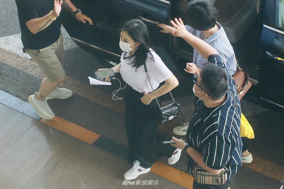 高圆圆穿白上衣变职业丽人 头发乌黑浓密无惧镜头俯拍