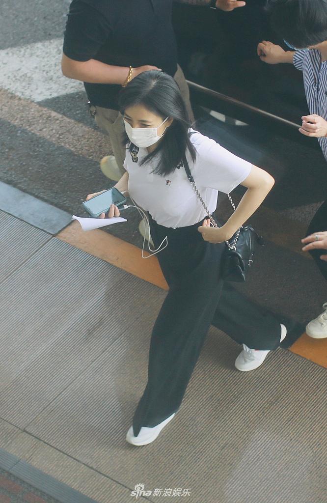 高圆圆穿白上衣变职业丽人 头发乌黑浓密无惧镜头俯拍