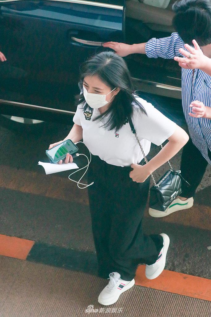 高圆圆穿白上衣变职业丽人 头发乌黑浓密无惧镜头俯拍