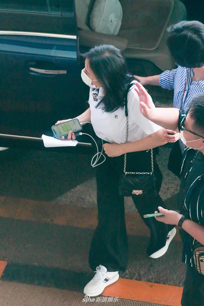 高圆圆穿白上衣变职业丽人 头发乌黑浓密无惧镜头俯拍