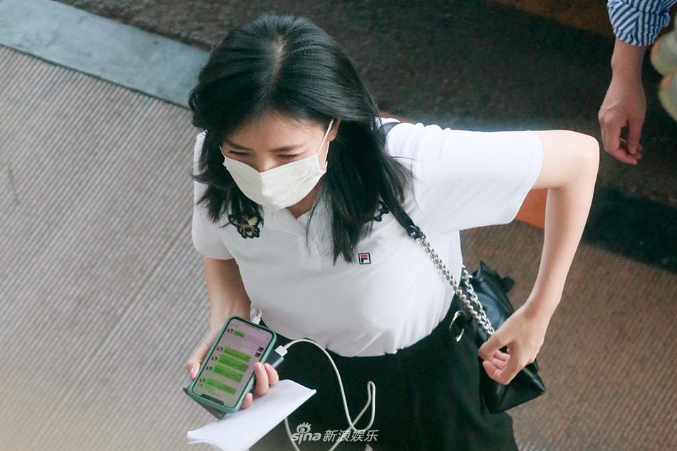 高圆圆穿白上衣变职业丽人 头发乌黑浓密无惧镜头俯拍