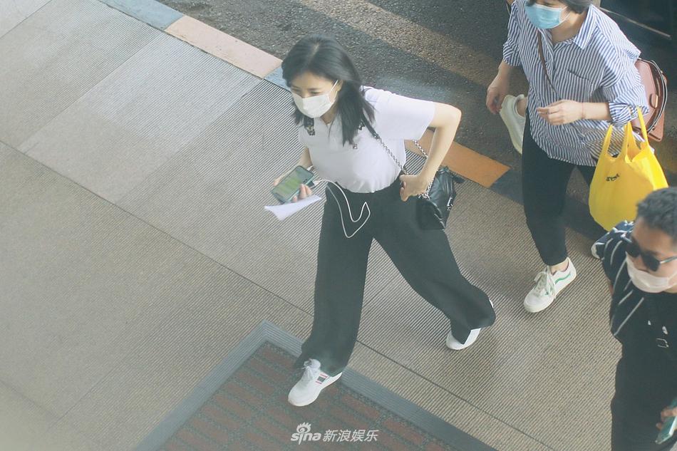 高圆圆穿白上衣变职业丽人 头发乌黑浓密无惧镜头俯拍