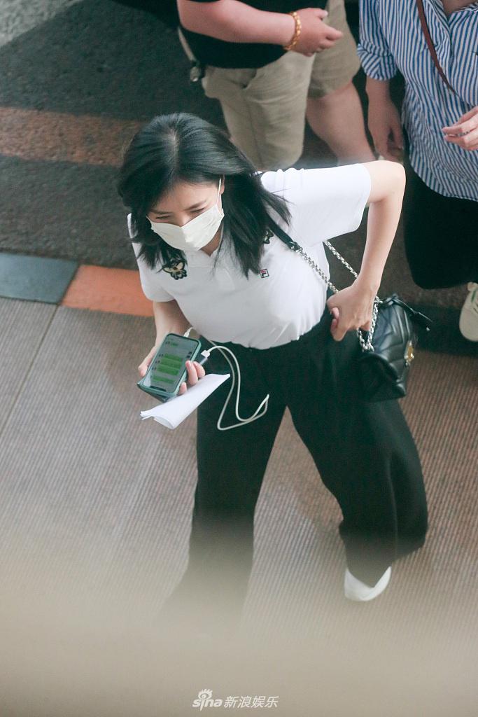 高圆圆穿白上衣变职业丽人 头发乌黑浓密无惧镜头俯拍