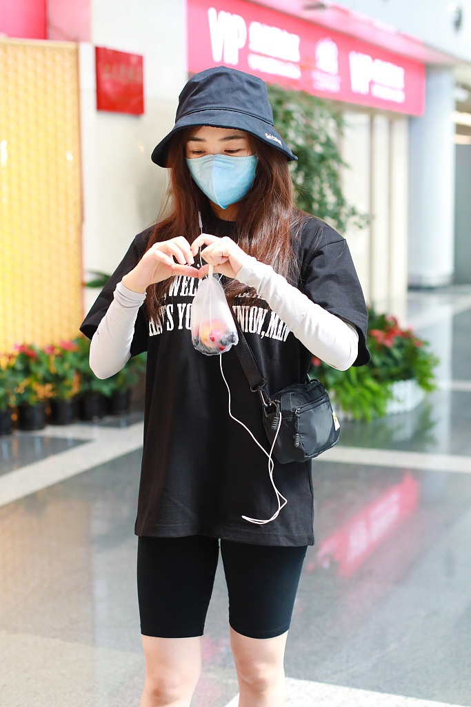 张含韵穿健美裤秀嫩白美腿 对镜比心挥手俏皮可爱
