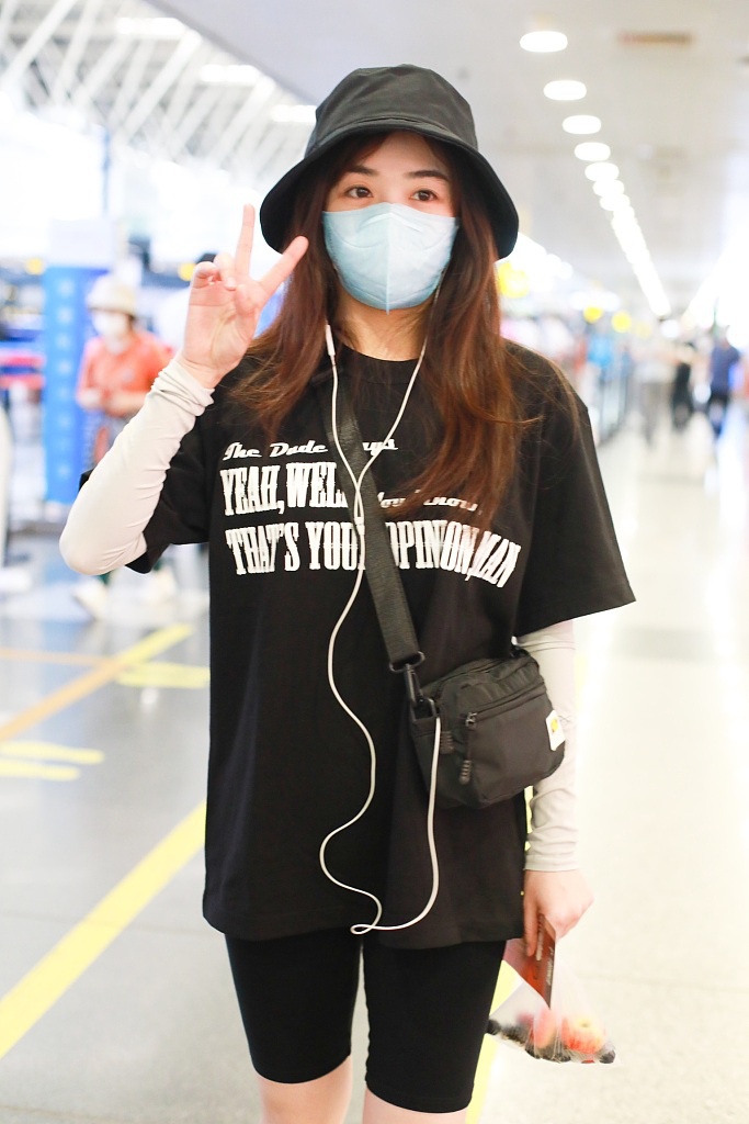 张含韵穿健美裤秀嫩白美腿 对镜比心挥手俏皮可爱
