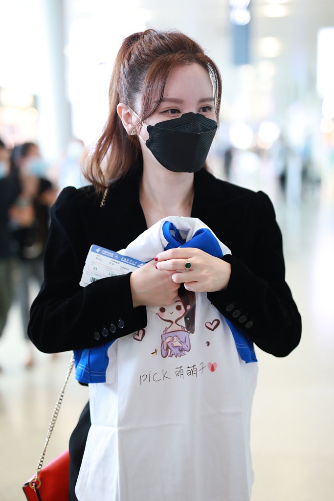 张萌穿西装露内搭小秀性感 获粉丝送可爱卡通应援T恤