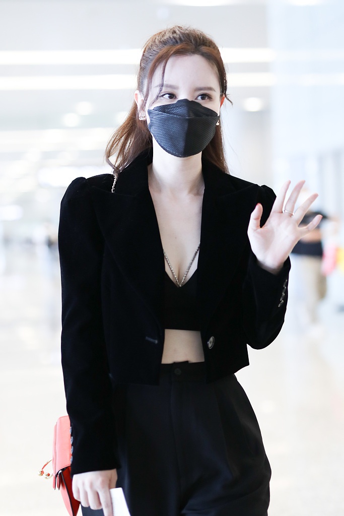 张萌穿西装露内搭小秀性感 获粉丝送可爱卡通应援T恤