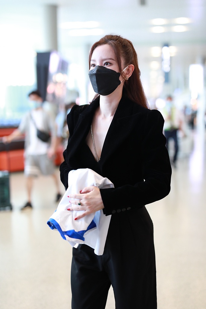 张萌穿西装露内搭小秀性感 获粉丝送可爱卡通应援T恤