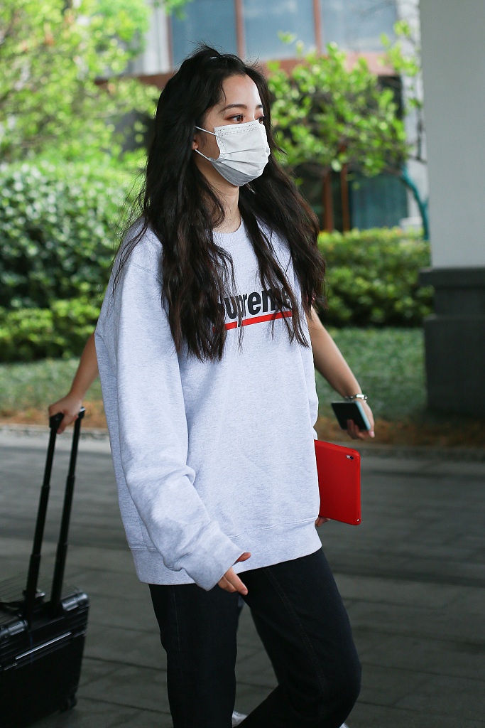 欧阳娜娜穿宽松卫衣休闲随性 梳波浪卷发成熟可爱兼具