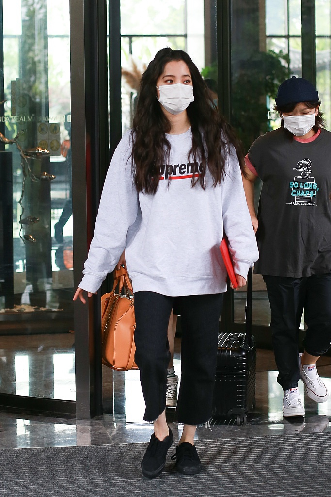 欧阳娜娜穿宽松卫衣休闲随性 梳波浪卷发成熟可爱兼具