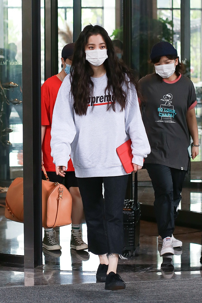 欧阳娜娜穿宽松卫衣休闲随性 梳波浪卷发成熟可爱兼具