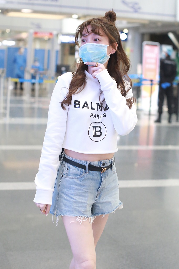 金莎扎丸子头甜美减龄 对镜比心少女感十足