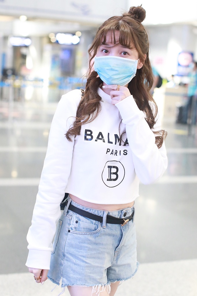 金莎扎丸子头甜美减龄 对镜比心少女感十足