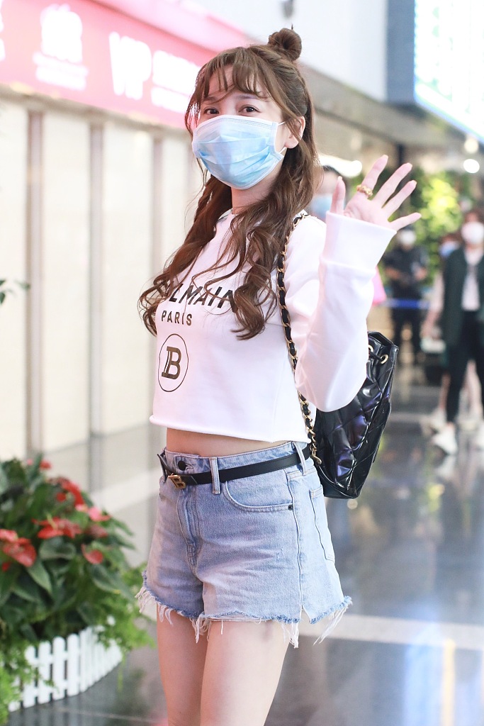 金莎扎丸子头甜美减龄 对镜比心少女感十足