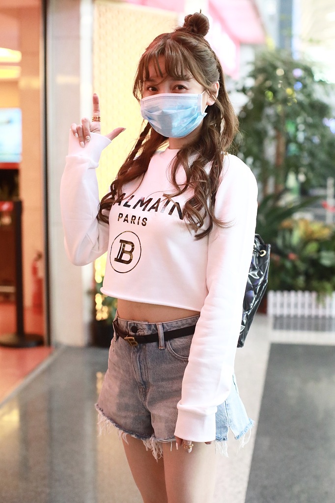 金莎扎丸子头甜美减龄 对镜比心少女感十足