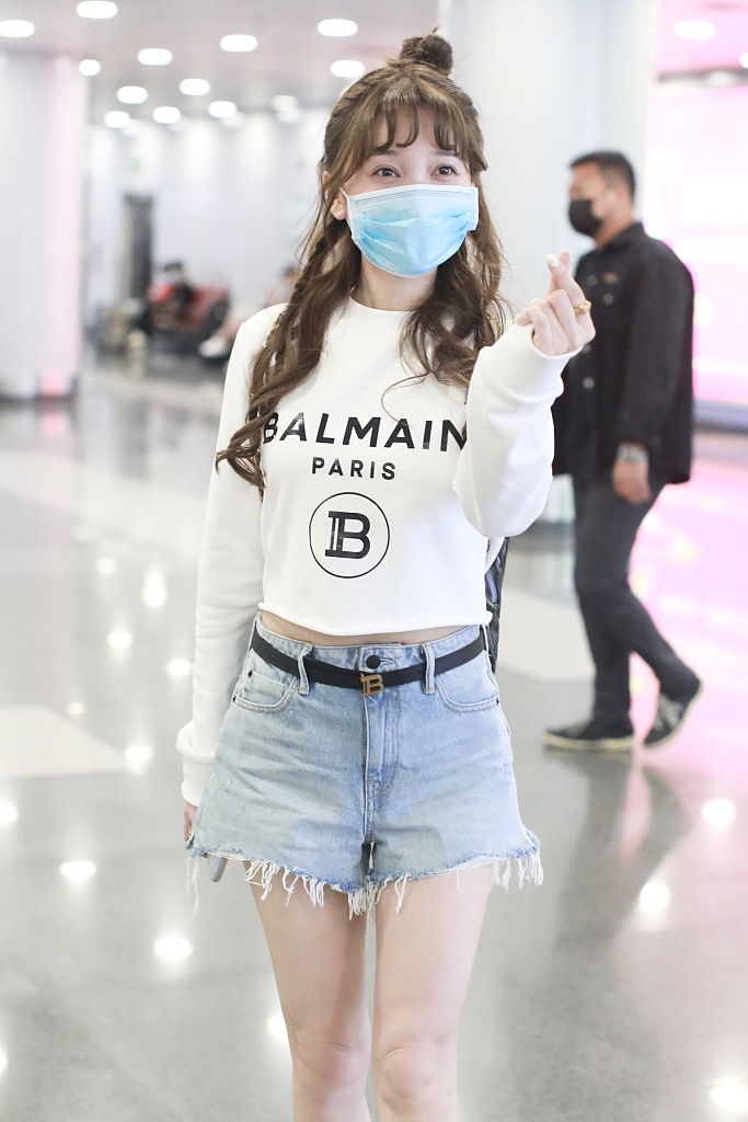 金莎扎丸子头甜美减龄 对镜比心少女感十足