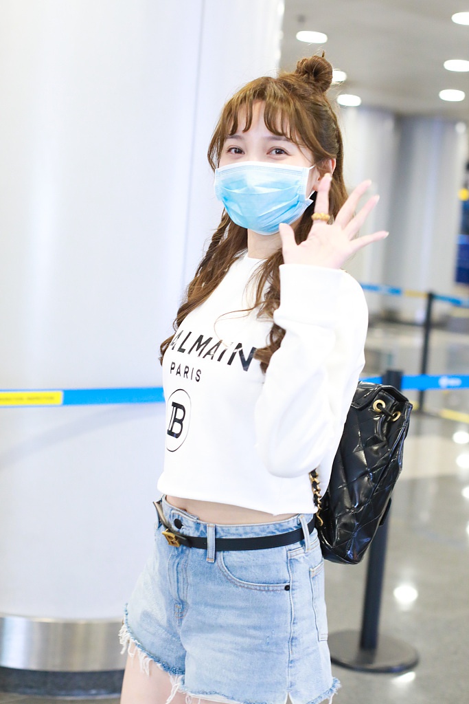 金莎扎丸子头甜美减龄 对镜比心少女感十足