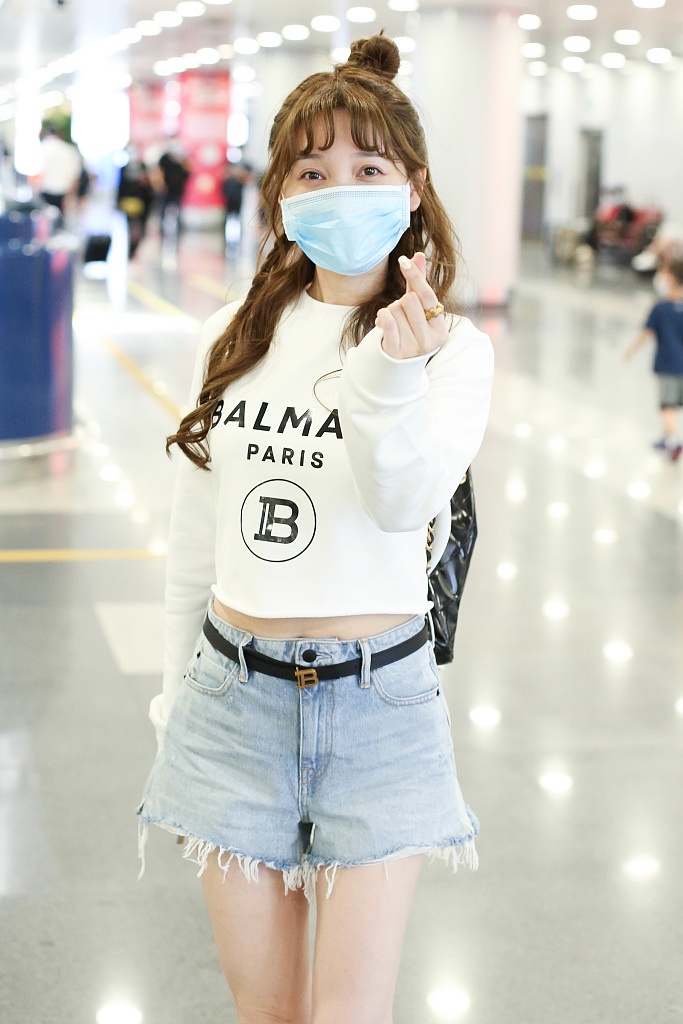 金莎扎丸子头甜美减龄 对镜比心少女感十足