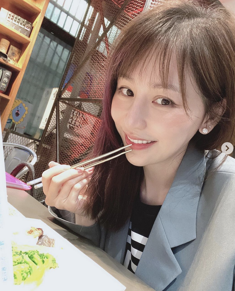 王心凌分享录音棚工作照 穿开叉裙露爱心袜秀美腿