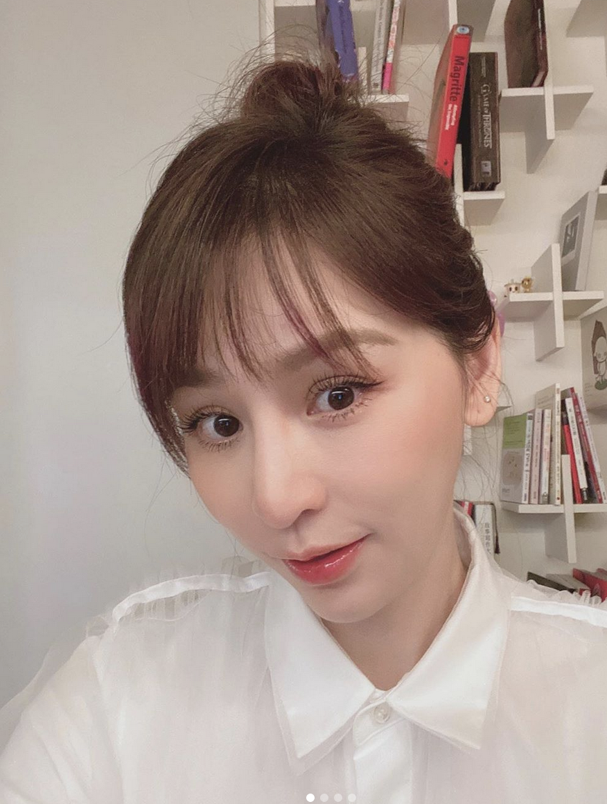 王心凌分享录音棚工作照 穿开叉裙露爱心袜秀美腿