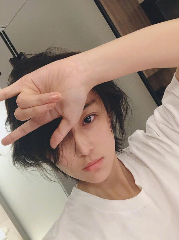 张馨予分享素颜自拍头发凌乱 比Rock手势个性满分