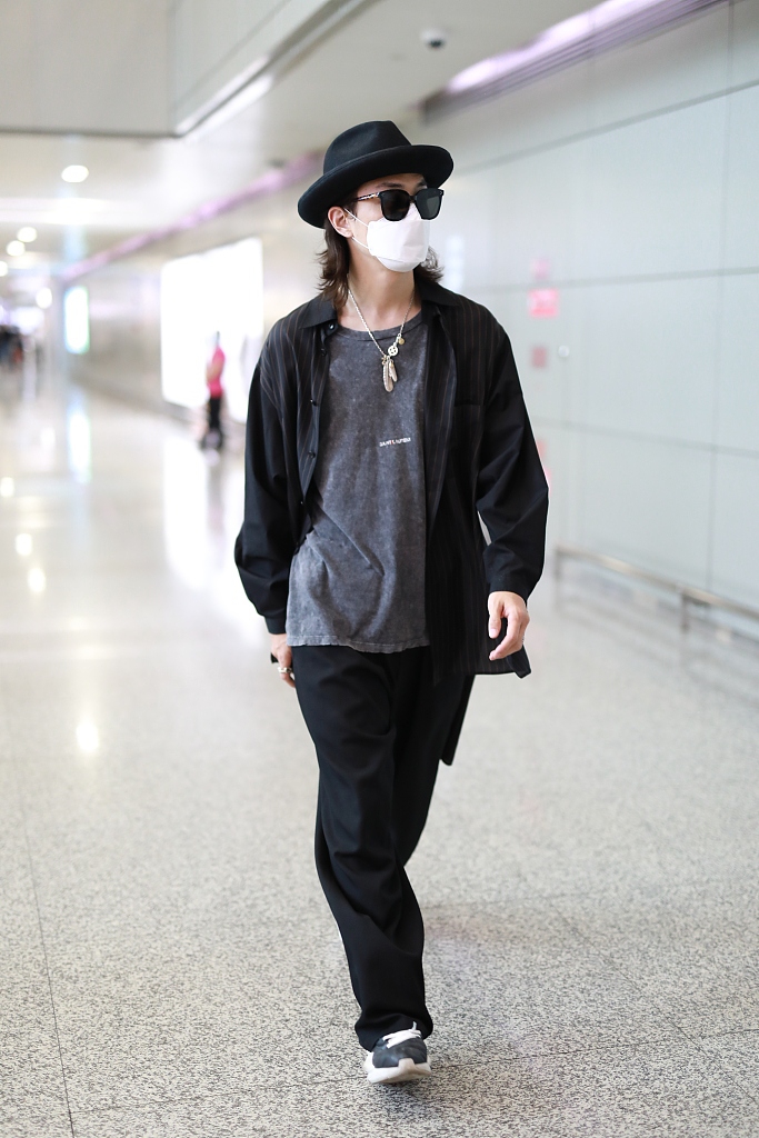 李承铉戴礼帽文艺范十足 走路带风帅气有型