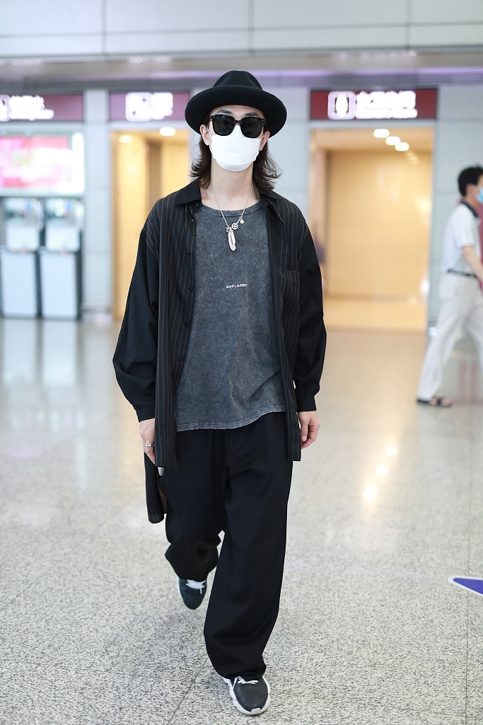 李承铉戴礼帽文艺范十足 走路带风帅气有型