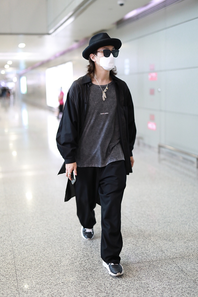 李承铉戴礼帽文艺范十足 走路带风帅气有型