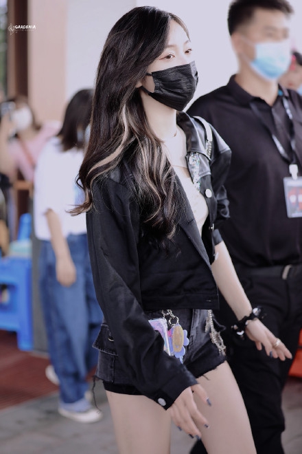 吴宣仪穿黑色夹克又飒又美 短裤上挂手机玩另类时尚