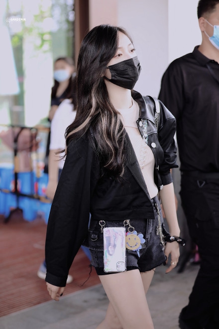 吴宣仪穿黑色夹克又飒又美 短裤上挂手机玩另类时尚