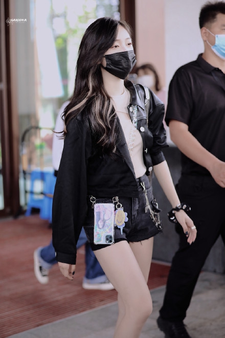 吴宣仪穿黑色夹克又飒又美 短裤上挂手机玩另类时尚