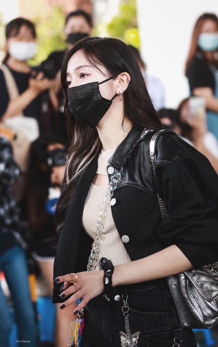 吴宣仪穿黑色夹克又飒又美 短裤上挂手机玩另类时尚