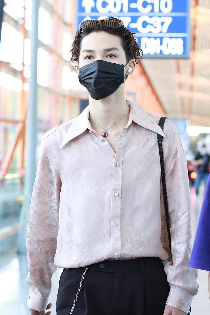 朱正廷湿发露额头清爽秀气 穿粉衬衫文艺范足